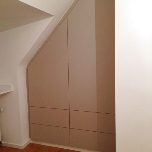 Einbauschrank in Dachschräge, weiß lackiert