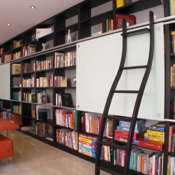 Bücherregal lackiert mit Schiebeelement und Leiter