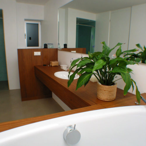 Badezimmereinbauten für Waschtisch und Badewanne in Abet Printwood Teak