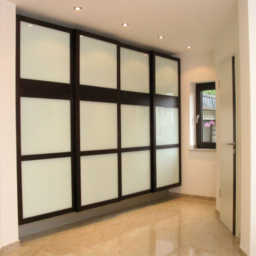 Garderobe mit Schiebetüren in Glas und Eiche