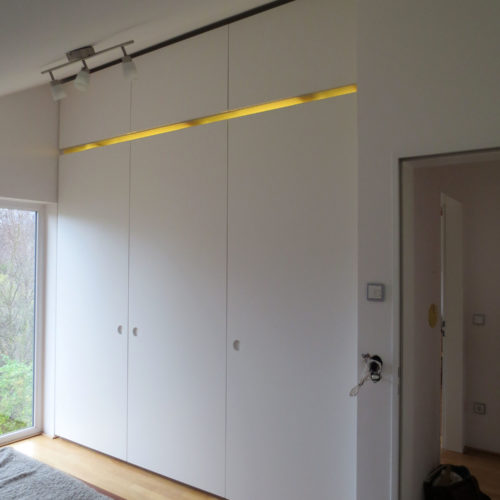 Kleiderschrank mit flächenbündigen Schiebetüren