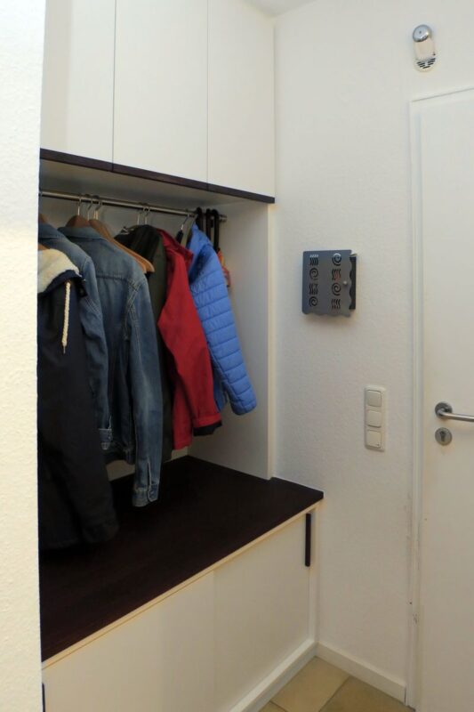 Garderobe in Nische