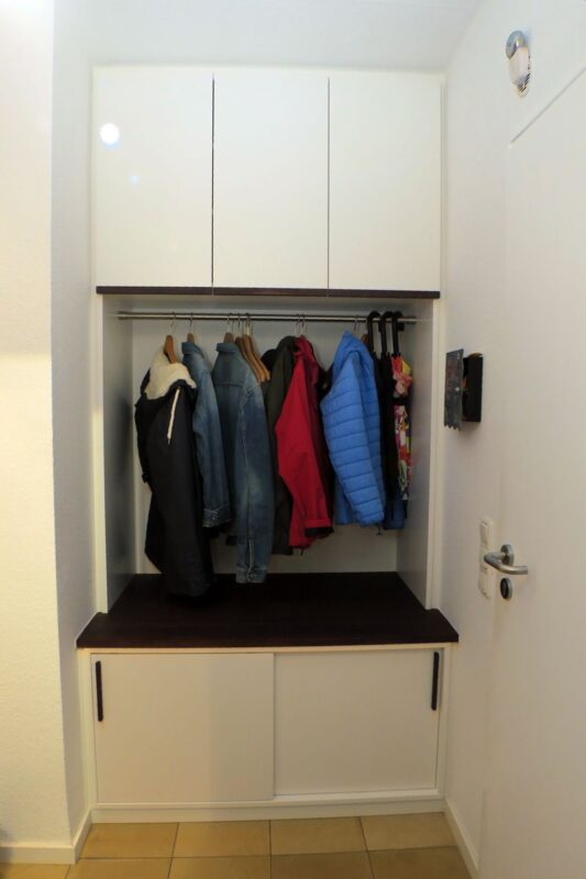 Garderobe mit Ablage und Sitzmöglichkeit