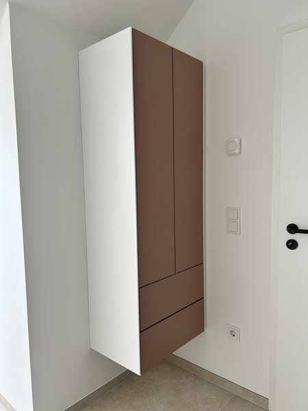geschlossener Hängeschrank