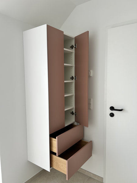 geöffneter Hängeschrank